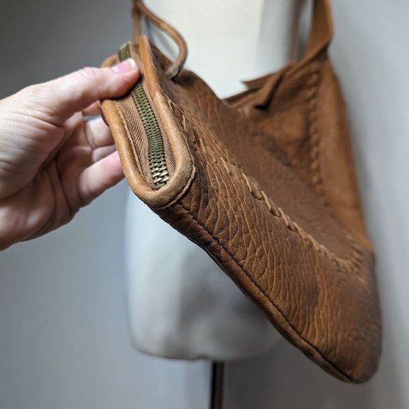 Vtg Hobo International Large Pebbled Leather Teardrop Crossbody Sling - Picture 14 of 16